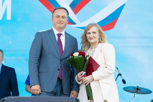 Глава города Сургута Максим Слепов вручил высшую награду города начальнику-главному врачу МСЧ Светлане Григорук