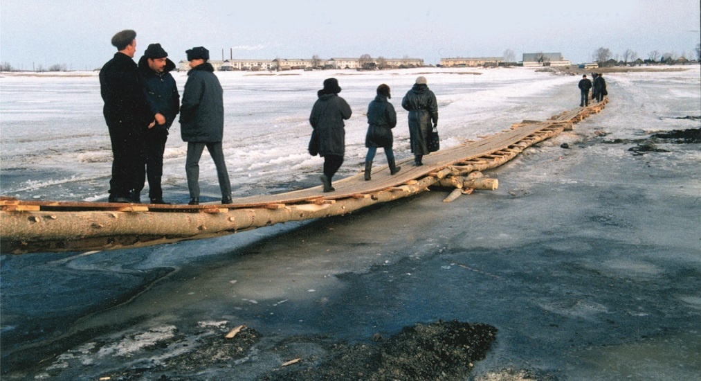 На работу по замершей реке. 1990 год. (Фото из архива ООО "Газпром трансгаз Сургут")