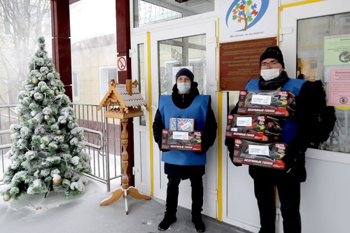 Волонтеры доставили в коррекционные школы подарки для особенных детей (Фото — Юрий Меремкулов)