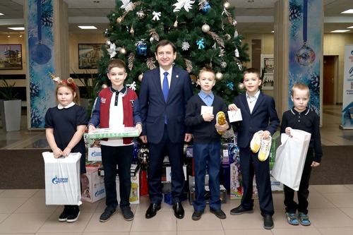 А некоторые дети из социальных семей побывали в главном корпусе "Газпром трансгаз Сургут" и получили подарки из рук генерального директора Олега Ваховского