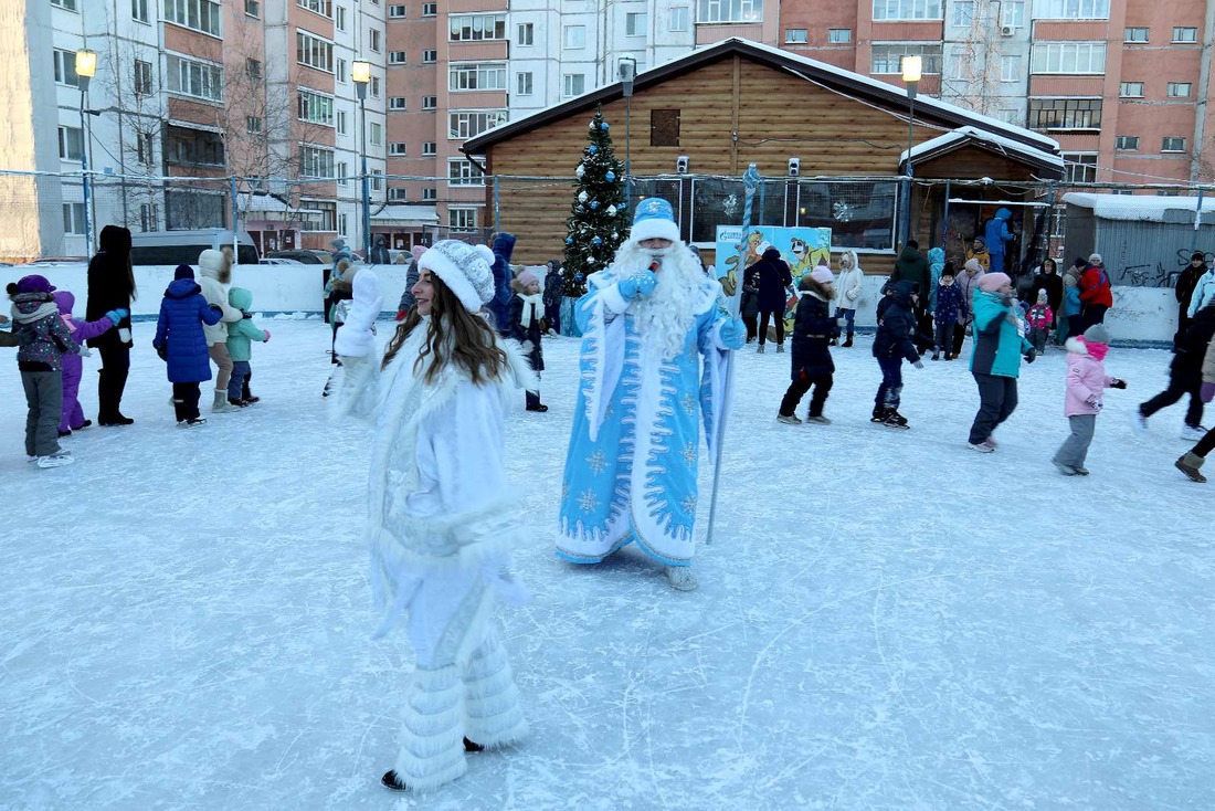 Дед Мороз и Снегурочка отправили детей в волшебное путешествие по городам и странам (Фото — Юрий Меремкулов)