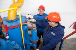 Слесари газокомпрессорной службы занимаются ремонтом системы  уплотнения центробежного нагнетателя
