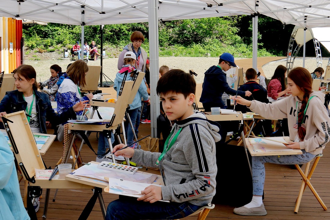 На фестивале "Факел" юные художники пишут этюды с натуры, на пленэре, выполняя задание жюри (Фото — Юрий Меремкулов)