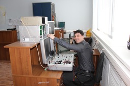 Максим Турчков выполняет обслуживание контроллера САУиР ГПА