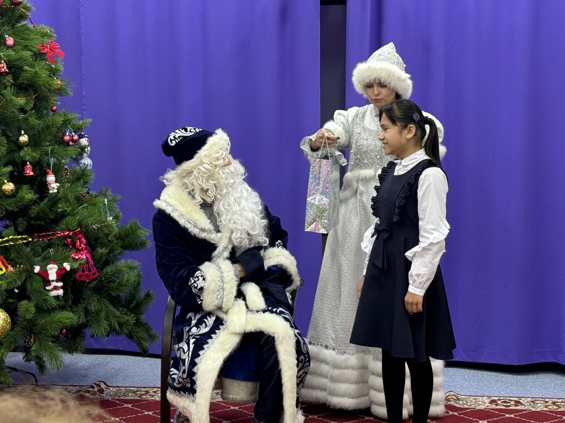 Дети рассказывали Деду Морозу подготовленные стихи — для ребятишек с нарушением слуха это всегда непросто