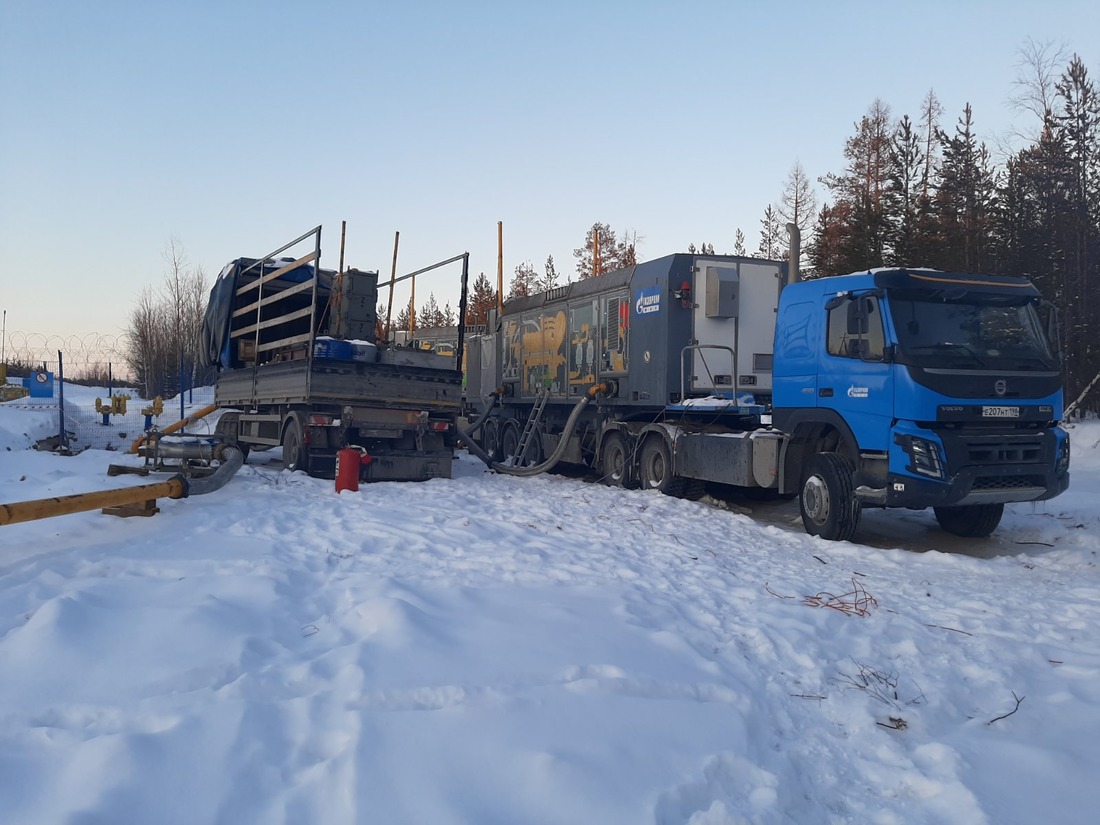 В двух грузовиках помещаются небольшие компрессорные станции (Фото — Дмитрий Карелин)