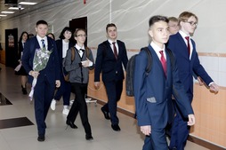 Уверенной походкой ученики "Газпром-класса" идут к своей будущей профессии (Фото — Юрий Меремкулов)