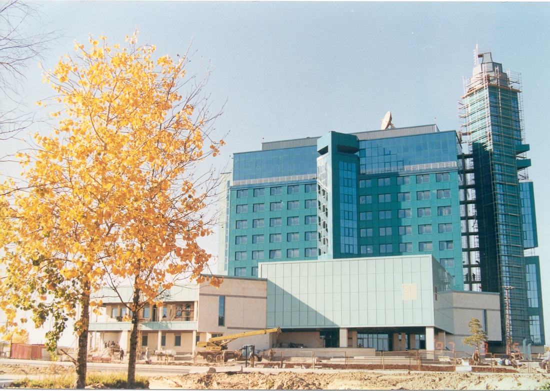 Идет строительство административного здания ООО «Сургутгазпром» на ул. Университетской. 1997 год.