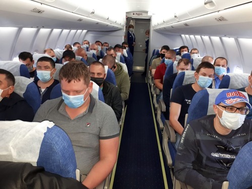 С собой в полет каждый пассажир получил набор средств защиты: маски, перчатки, спиртовые салфетки (Фото — Олег Титов)