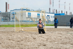 Вратарь «Заполярки» поймал мяч и удачу — третье место у его команды/(Фото: Оксана Платоненко)
