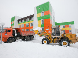 В общей сложности с этих объектов было вывезено более тридцати машин снега (Фото — Вадим Пихновский)