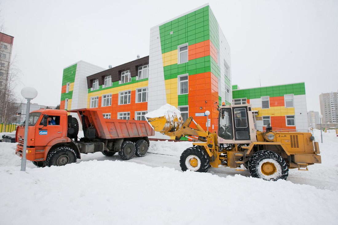 В общей сложности с этих объектов было вывезено более тридцати машин снега (Фото — Вадим Пихновский)