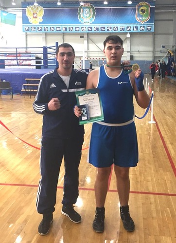 Даниил Азеев (справа) со своим тренером Азатом Саббаховым (Фото — Азат Саббахов)