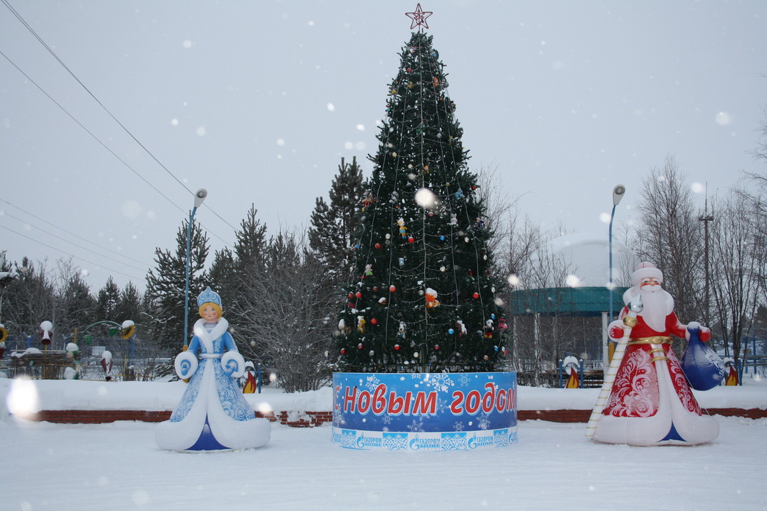 Работников Пурпейского ЛПУМГ приветствуют пневмофигуры Деда Мороза и Снегурочки