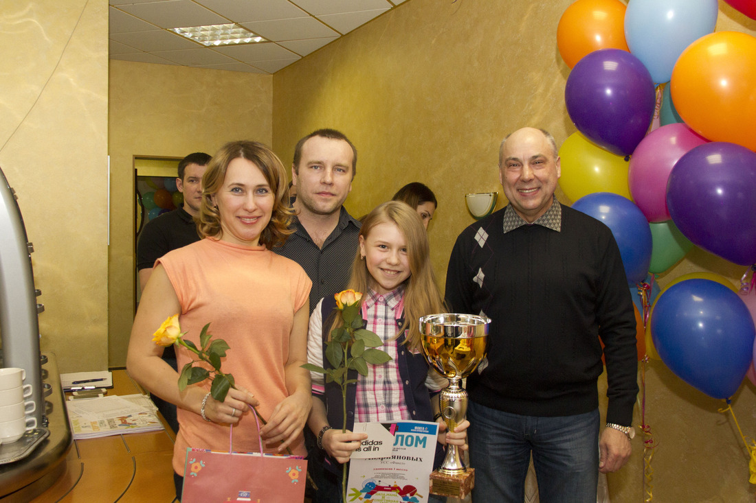 Абсолютные победители — семья Андрияновых с начальником УСС "Факел" Сергеем Макеевым (справа)