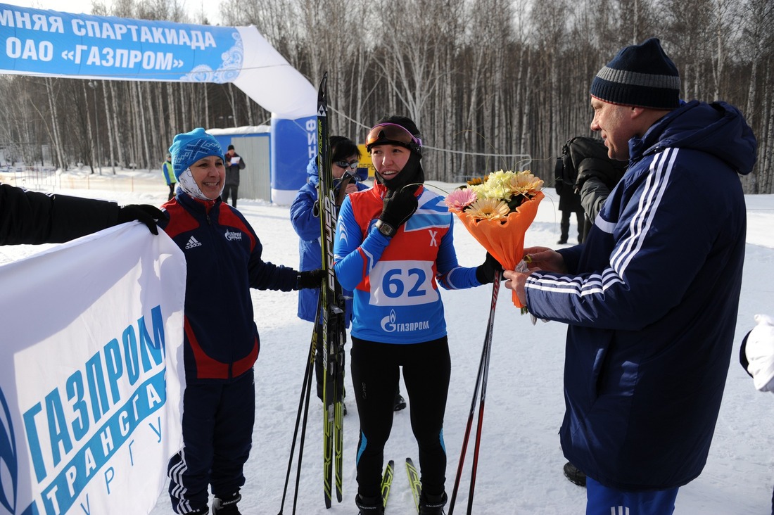 Сургутянка Кристина Мельникова (в центре) бежала дистанцию в свой день рождения и помогла команде завоевать золото в полиатлоне