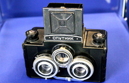 «Спутник» — с 1955 по 1973 год. Советский  среднеформатный трех объективный зеркальный стереоскопический фотоаппарат. Разработан на базе двух объективной зеркальной камеры «Любитель 2». Видоискатель зеркальный. Два съёмочных объектива, два синхронизированных центральных затвора. Плёнка типа 120, два кадра с размером 6×6 см. Выпущен в количестве 84.063 шт.