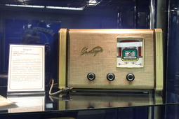 Радиоприемник "Рекорд — 53М" — является последней модернизацией "рекордов". Приемник выпускался как Бердским, так Иркутским радиозаводами. Это один из самых массовых приемников — всего в различных модификациях выпущено более миллиона аппаратов