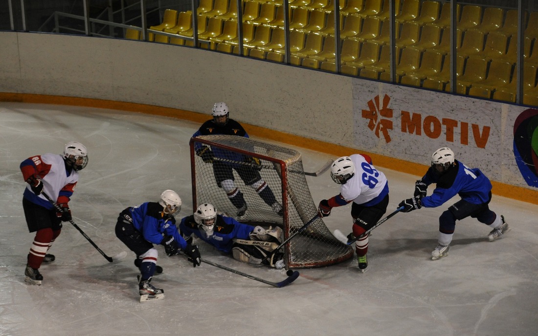 Хоккеисты ООО «Газпром трансгаз Сургут» в четвертьфинальном матче не смогли одолеть сверстников из Нижнего Новгорода
