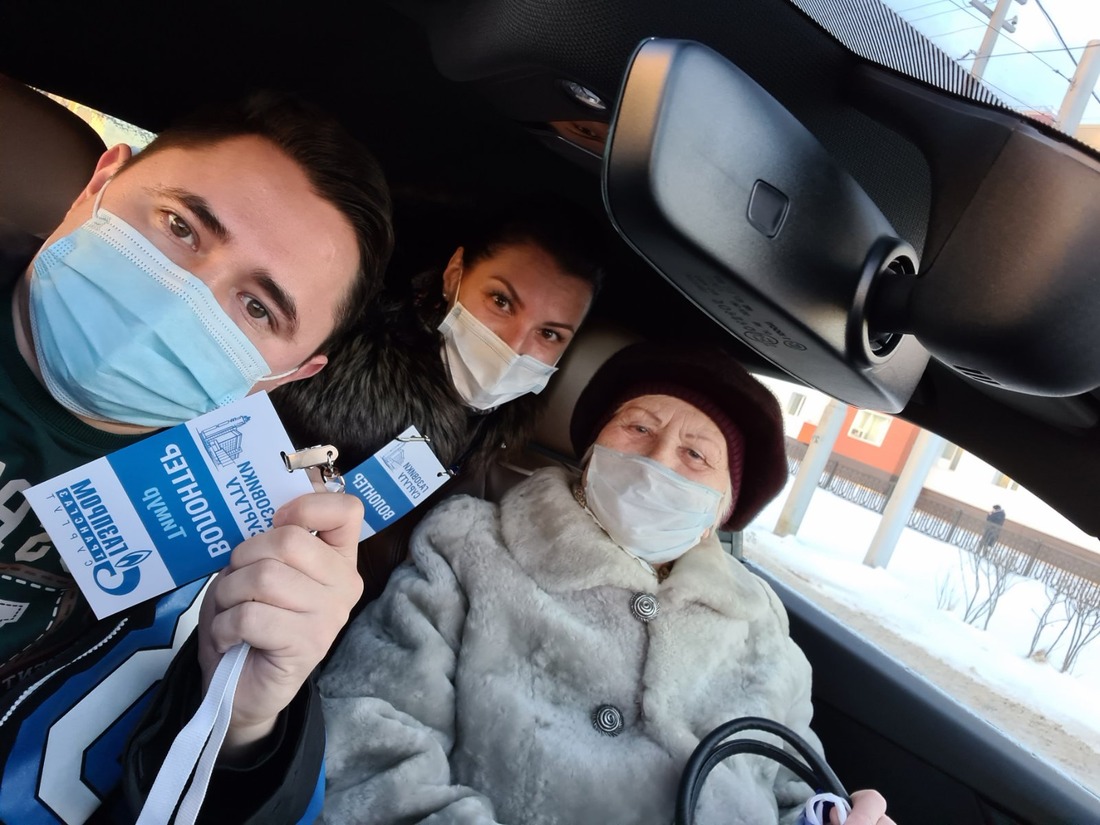 Волонтеры ООО "Газпром трансгаз Сургут" не только доставляют пенсионерам рецепты на лекарства, но и помогают добраться до аптеки (Фото — Тимур Муканов)