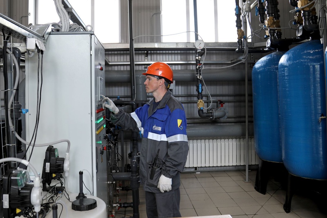 На современной насосной станции персонал только осматривает оборудование и готовит необходимые реагенты (Фото Юрий Меремкулов)