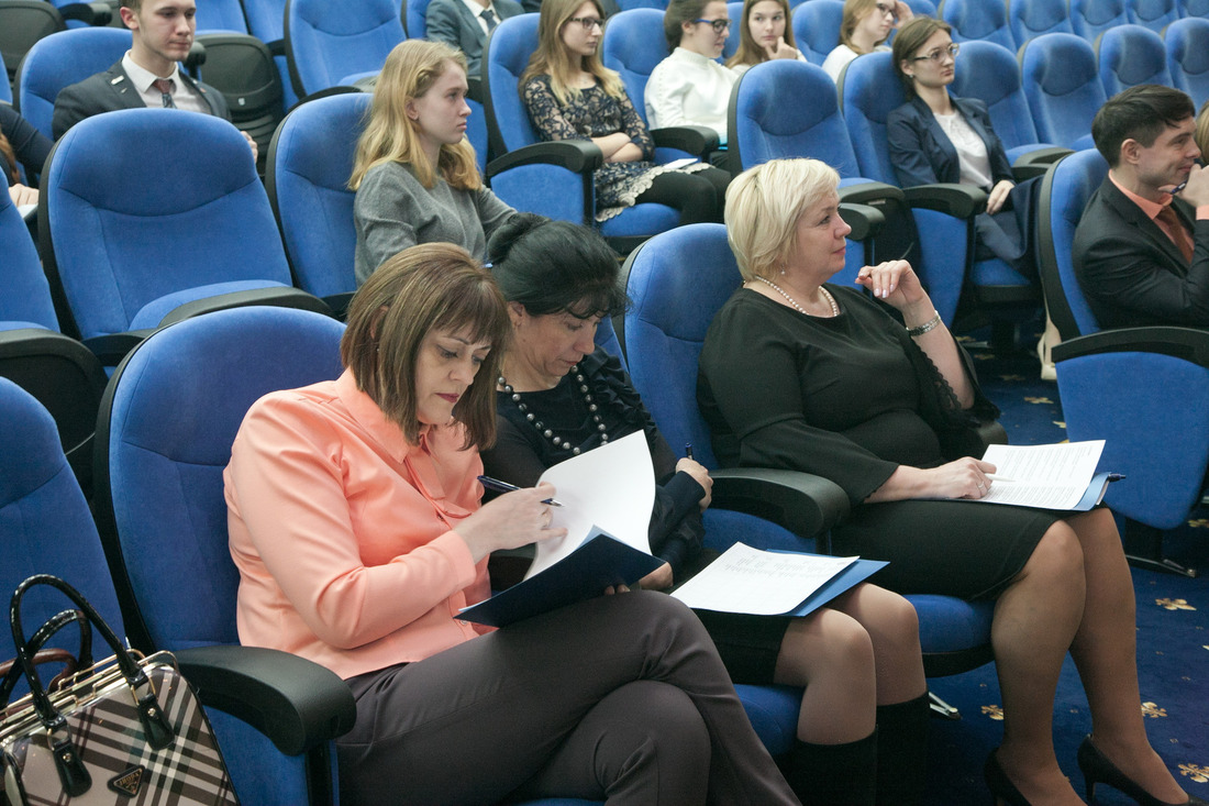 Члены жюри с пристрастием оценивали работы школьников (Фото — Оксана Платоненко)