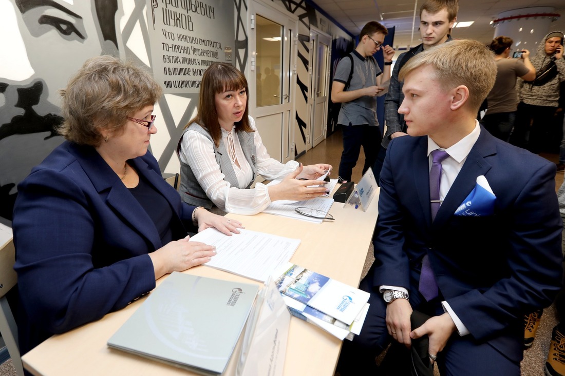 Ежегодно в опорных вузах ПАО "Газпром" проводятся ярмарки вакансий, где студенты могут выбрать предприятие для производственной практики и дальнейшего трудоустройства. Студенты на этой встрече оставляют свои заявки (ФОТО — Юрий Меремкулов)