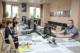 В оперативном контактном центре работа кипит с утра и до позднего вечера (Фото — Оксана Платоненко)