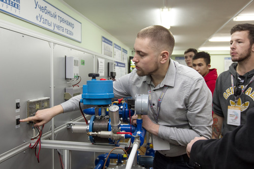 Благодаря тренажерам студенты смогут отработать первые рабочие навыки на действующем оборудовании (Фото — Меремкулов)