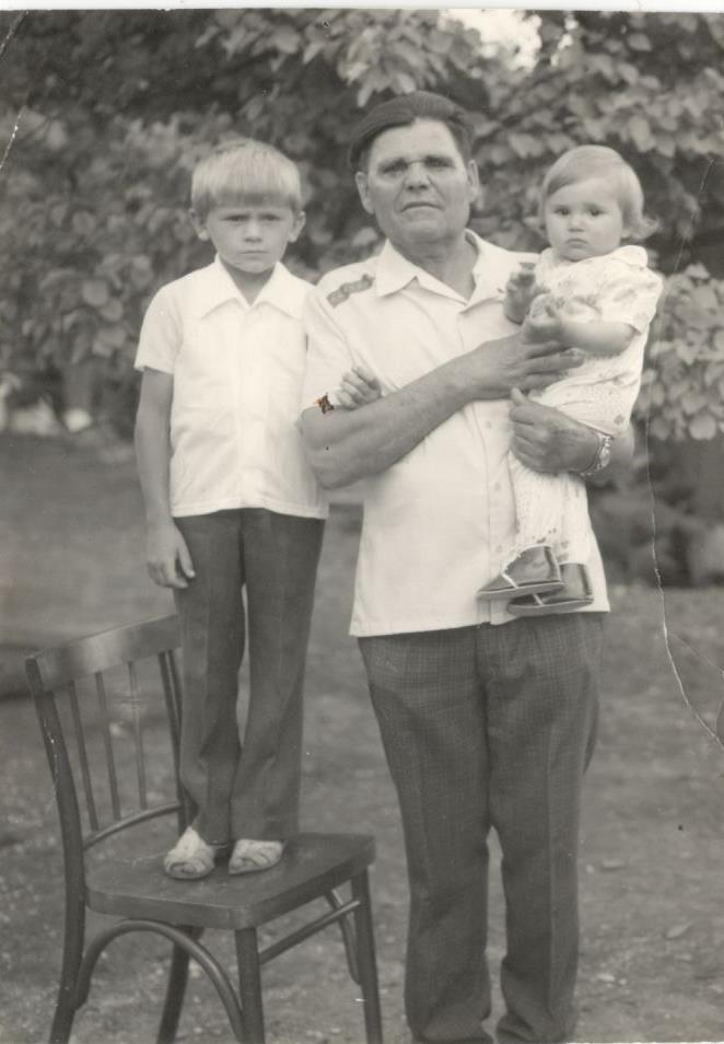 Буряк А.Ф. с внуками (справа мой папа — Олег) Краснодарский край, 1975г. (Фото из семейного архива Салмина)