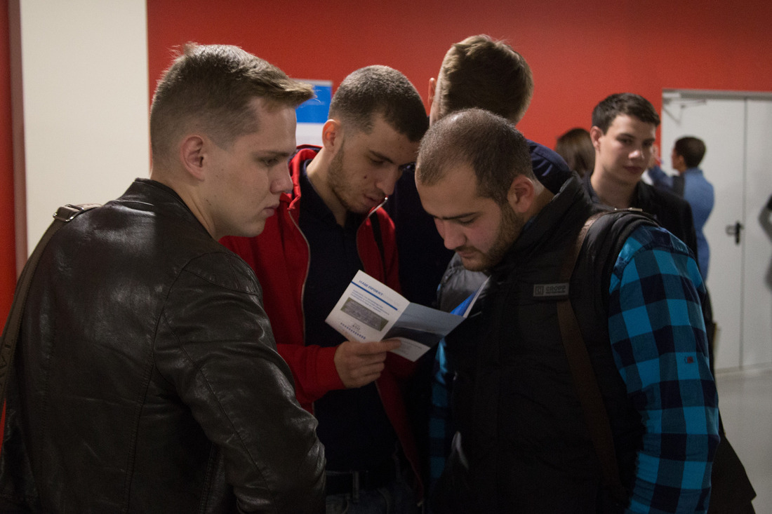 Студенты в рамках этого мероприятия уточняют требования к кандидатурам и условия трудовой деятельности (Фото — Ольга Осипова)